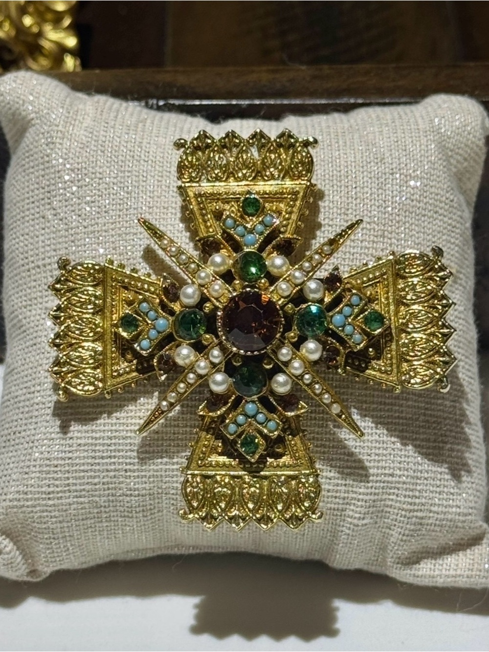 GOLD MALTESE CROSS VINTAGE AUTHOR PEPPER, BROOCH/ PENDAT WITH FAUX PEARLS!